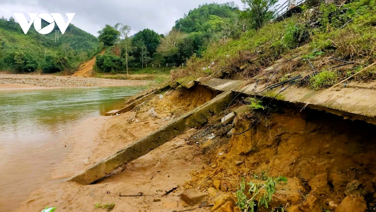 Đà Nẵng công bố tình huống khẩn cấp do sạt lở bờ sông tại xã A Vương